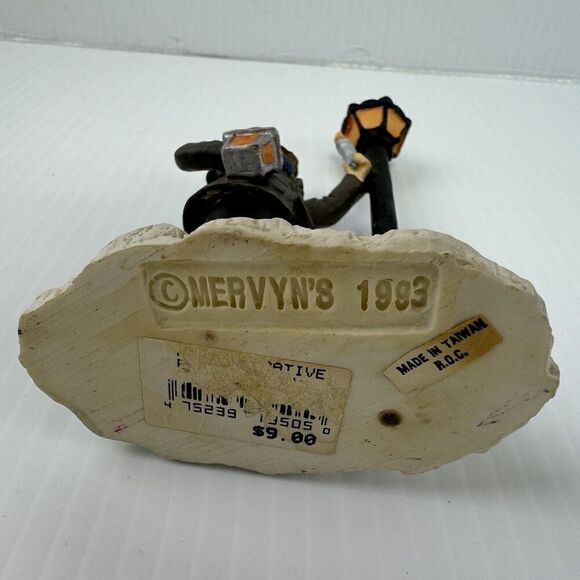 Mervyn's Village Square Man Lighting Lamppost 1993 Figurine Vintage Christmas - Picture 9 of 10